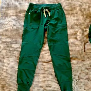Figs: Fionlite skinny jogger scrub pants in Amazon green